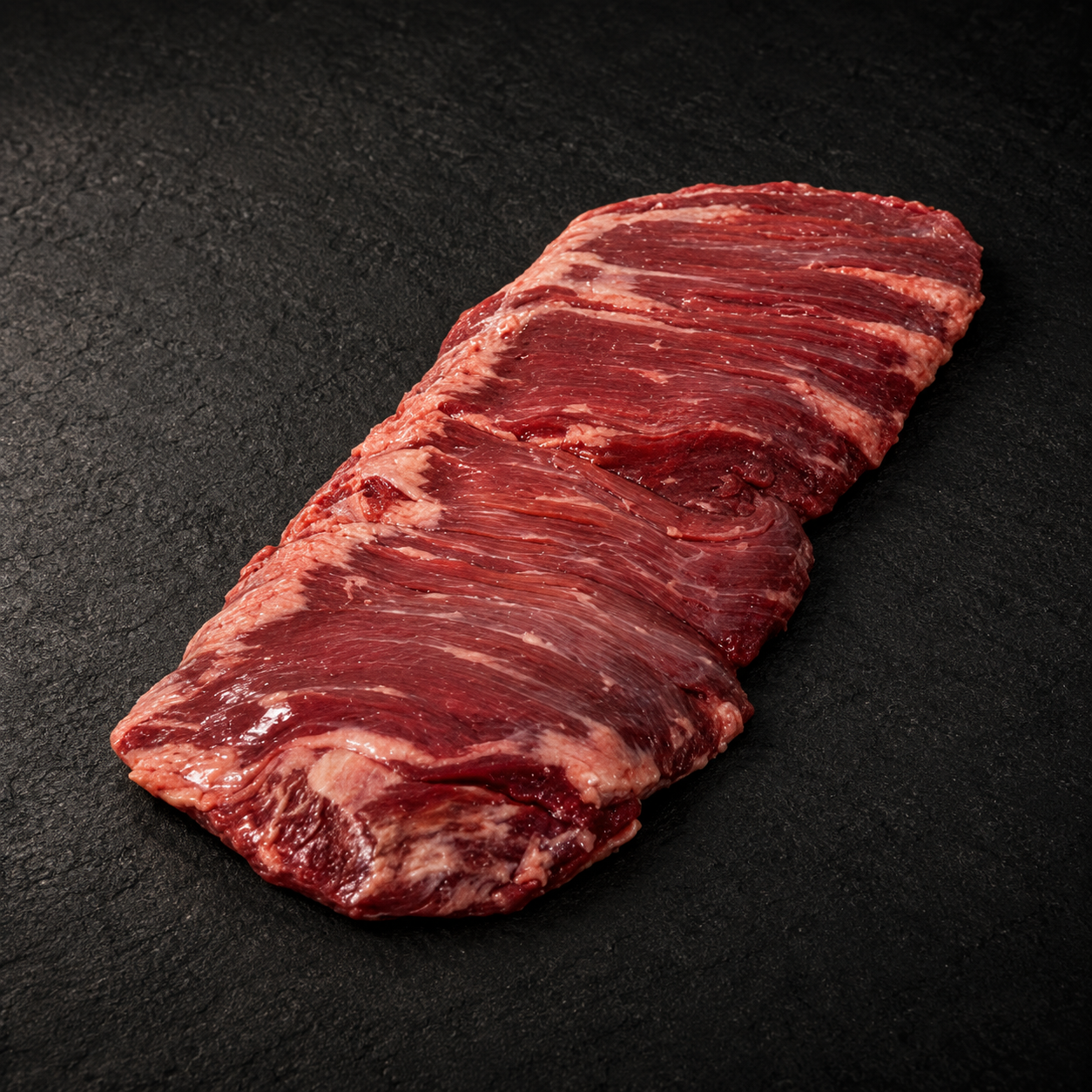 Bavette op donkere natuursteen – Meat & Go