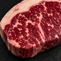 Close-up van de marmering en vetrand van Black Angus entrecote – Meat & Go