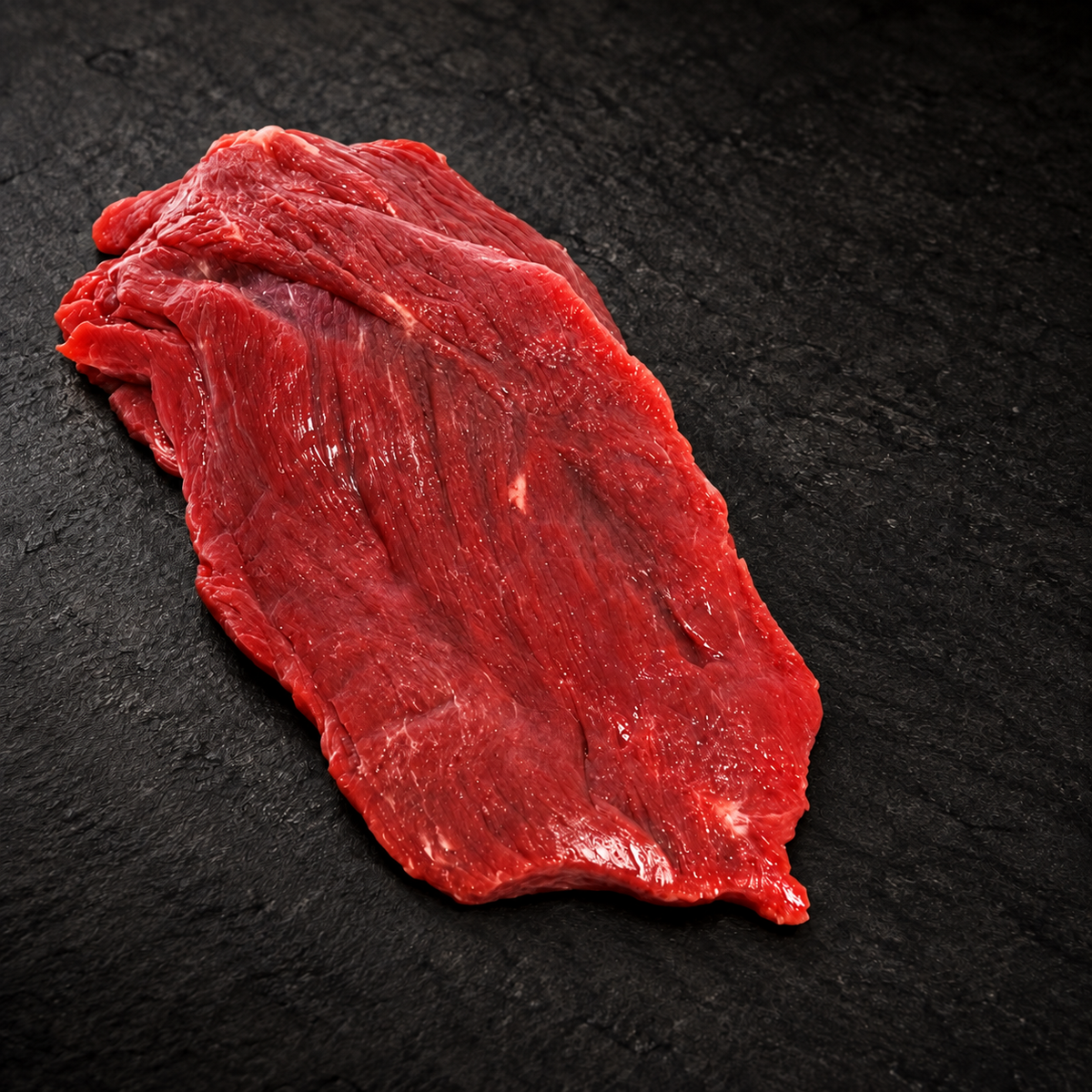 Runderbraadlap op donkere natuursteen – Meat & Go